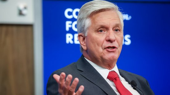 2025 年 10 月 16 日，周四，美国联邦储备理事会理事克里斯托弗・沃勒在美国外交关系协会举办的 C・彼得・麦科洛国际经济学系列研讨会上发表讲话。沃勒当时称，在经济形势充满不确定性的背景下，为支撑疲软的就业市场，美联储可以以每次 25 个基点的幅度持续降息。